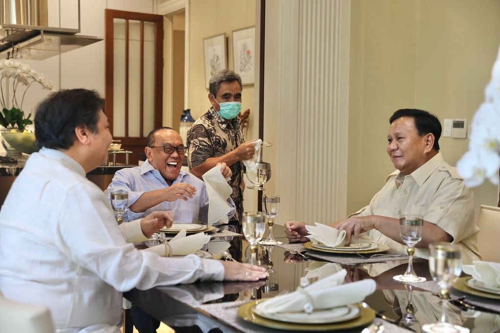 Pertemuan Ketua Umum Gerindra Prabowo Subianto, Ketua Umum Golkar Airlangga Hartarto, dan Ketua Dewan Pembina Golkar Aburizal Bakrie, di kediaman Aburizal, di Jakarta, Senin (1/5/2023). Pertemuan disebut sebatas silaturahmi Lebaran 2023.