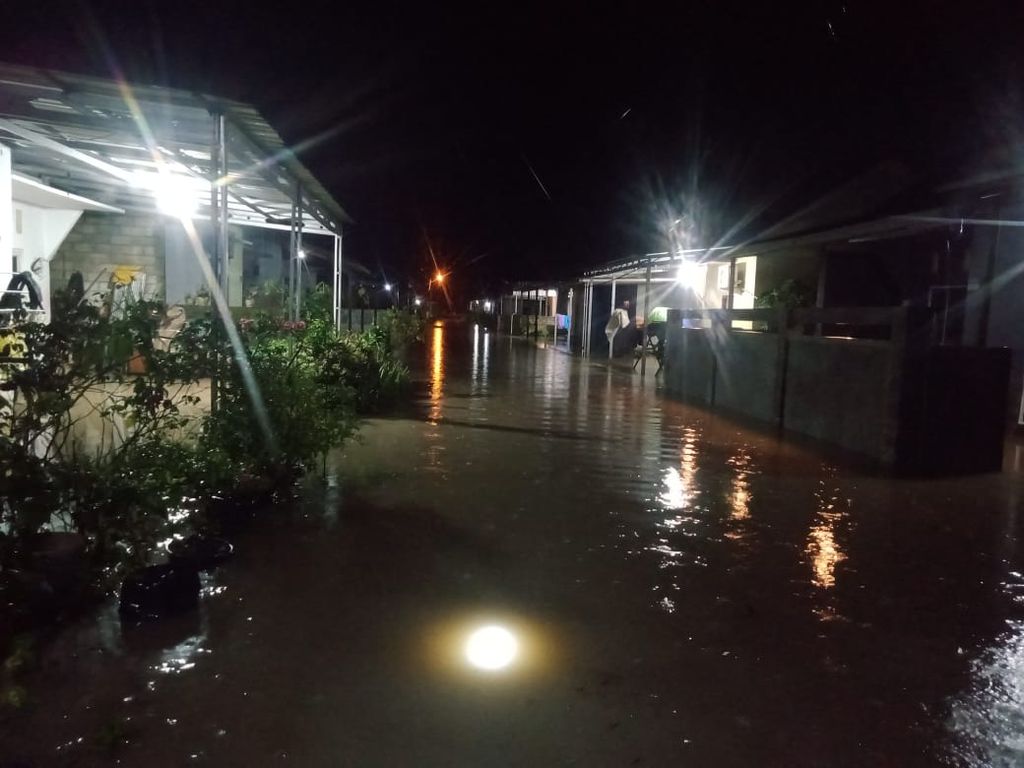 Banjir melanda di Arut Selatan, Kabupaten Kotawaringin Barat, Kalimantan Tengah, Minggu (14/1/2024). Di Kalteng, banjir melanda di tiga kabupaten.