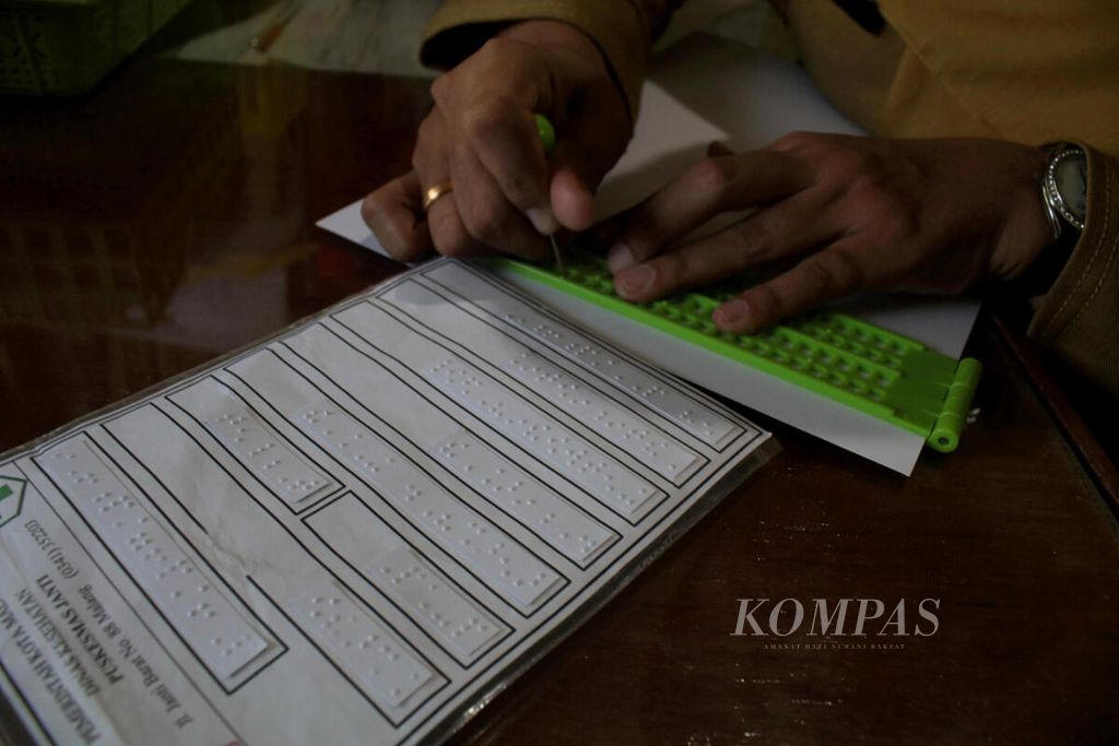 Puskesmas Janti, Kota Malang, Jawa Timur, berinovasi dengan membuat Brexit atau Braille E-Ticket and Extraordinary Access for Visual Disabilities.