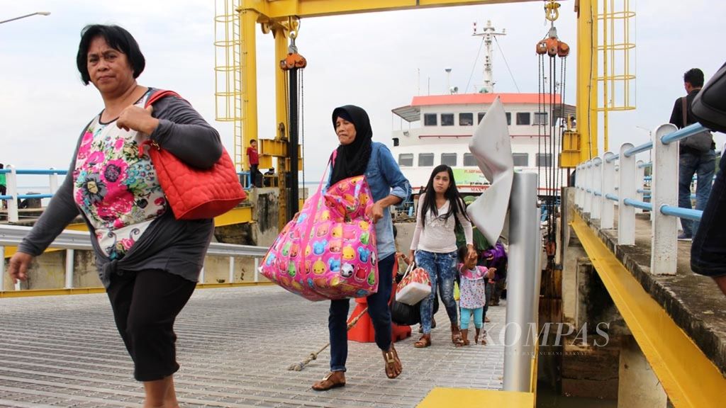 Sejumlah penumpang dari Pelabuhan Kalian, Muntok, Kepulauan Bangka Belitung, tiba di Pelabuhan Tanjung Api-Api, Banyuasin, Sumsel, Sabtu (25/6). 