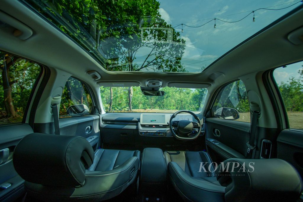 Interior dan atap panoramik (<i>vision roof</i>) Hyundai Ioniq 5 Signature Long Range saat diuji di Kampoeng Kopi Banaran, Bawen, Kabupaten Semarang, Jawa Tengah, Rabu (06/07/2022).