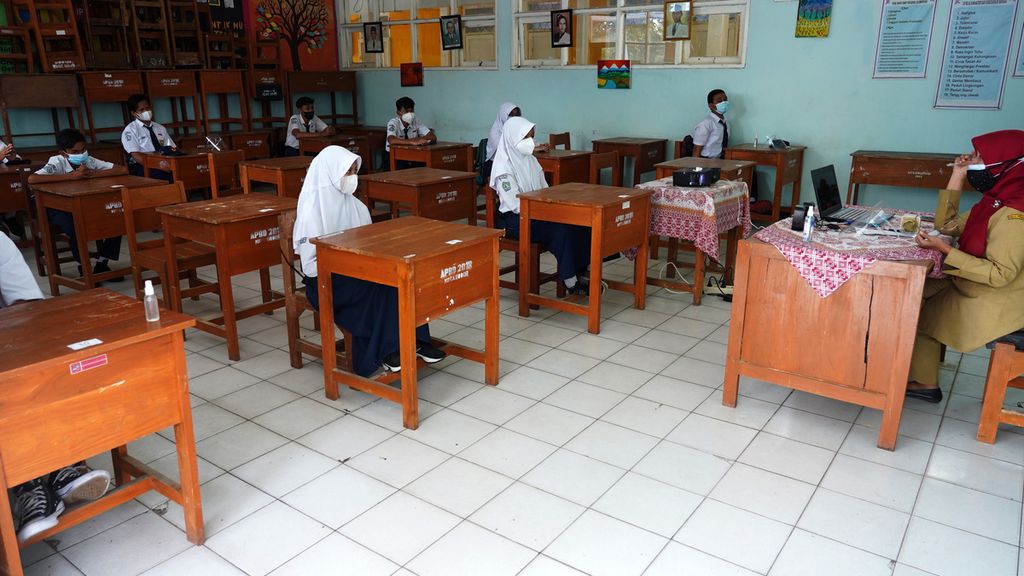 Sejumlah siswa kelas VII di SMP Negeri 15 Kota Bogor, Jawa Barat, mengikuti uji coba pembelajaran tatap muka (PTM) di sekolahnya, Senin (31/5/2021). Uji coba PTM sekolah baru pertama kali dilakukan sekolah di Kota Bogor selama pandemi Covid-19. 