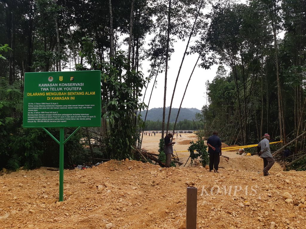 Plang peringatan perusakan hutan bakau di kawasan Taman Wisata Alam Teluk Youtefa di Kota Jayapura, Papua, Selasa (11/7/2023). Lokasi ini berhadapan langsung dengan tempat wisata Pantai Hamadi. 