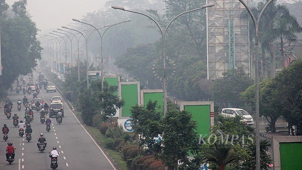 Kota Pontianak, Kalimantan Barat, diselimuti kabut asap akibat kebakaran lahan pada Senin (19/2).