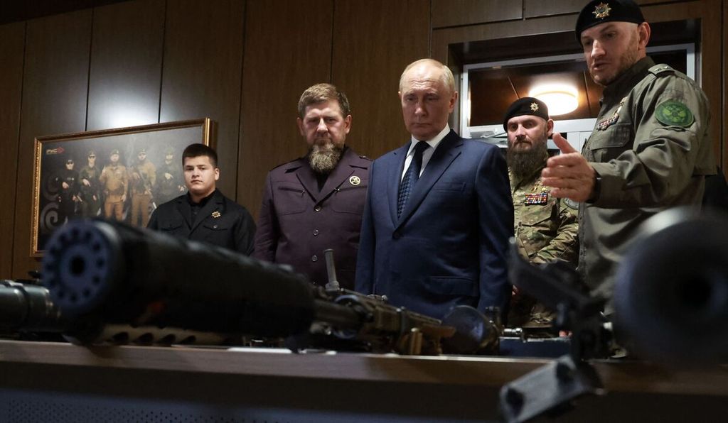 Presiden Rusia Vladimir Putin (tengah) berkunjung ke Akademi Militer Chechnya di Grozny, Rabu (21/8/2024).