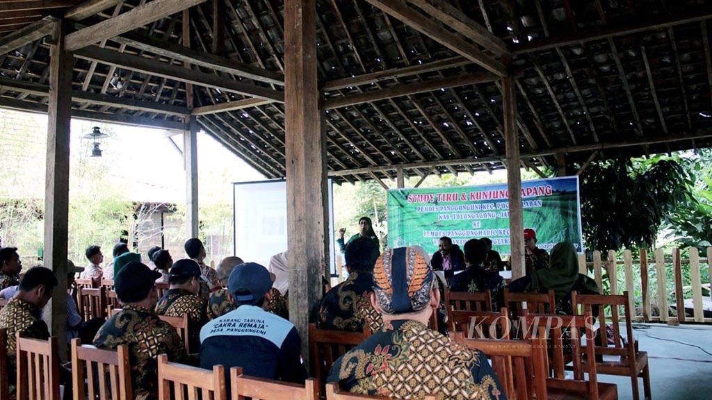 Warga Desa Tulungagung belajar BUMDes dari Desa Panggungharjo, Kabupaten Bantul, Daerah Istimewa Yogyakarta, Minggu (8/9/2019)