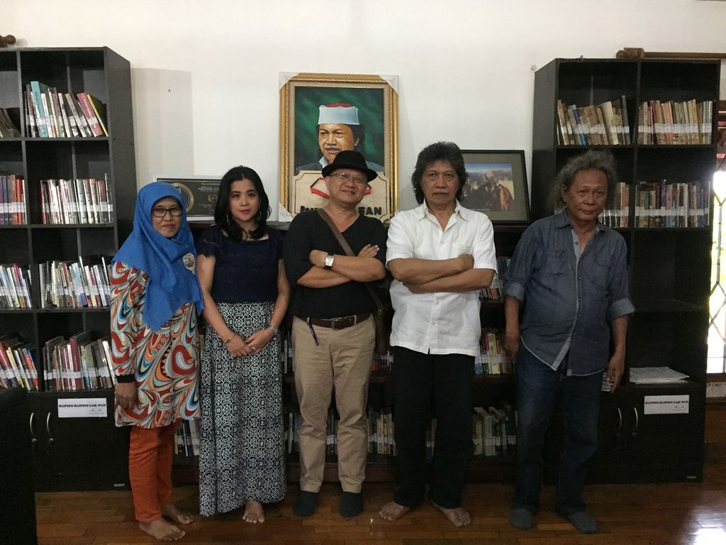 Saat wawancara Emha Ainun Nadjib bersama Thomas Pudjo Widijanto di Yogyakarta.