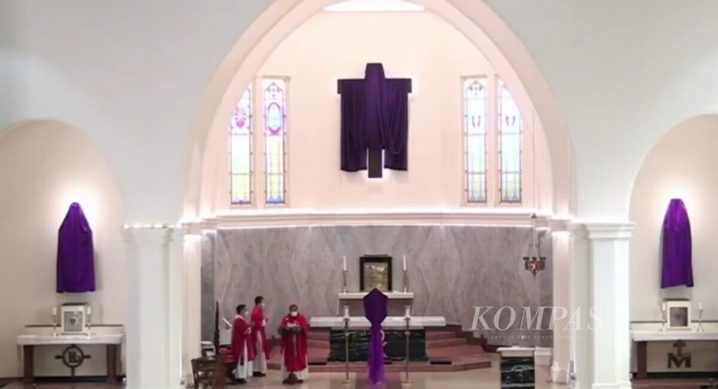 A screenshot from the YouTube account of the Social Commission of Surabaya Diocese shows the atmosphere of the Good Friday worship at the Sacred Heart of Jesus Church (Cathedral) in Surabaya on Friday (2/4/2021). The worship was led by the Bishop of Surabaya, Monsignor (Mgr) Vincentius Sutikno Wisaksono.