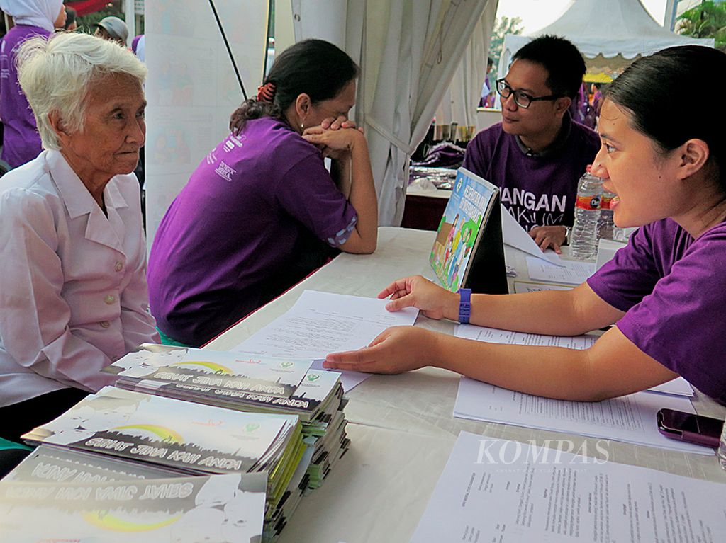 Seorang ibu sedang menjalani tes deteksi dini demensia alzheimer di pelayanan kesehatan yang berada di acara Jalan Sehat Peduli Alzheimer, di Jakarta, Minggu (21/9/2014)