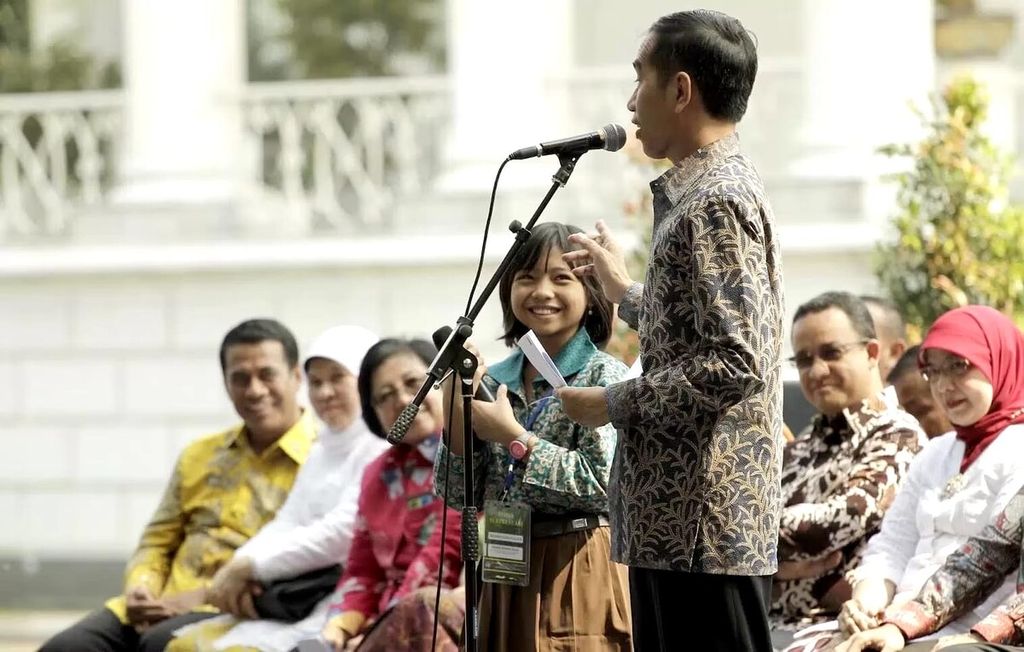 Atlet cilik Theodora bersama Presiden Jokowi dalam rombongan siswa berprestasi, 17 Agustus 2015.