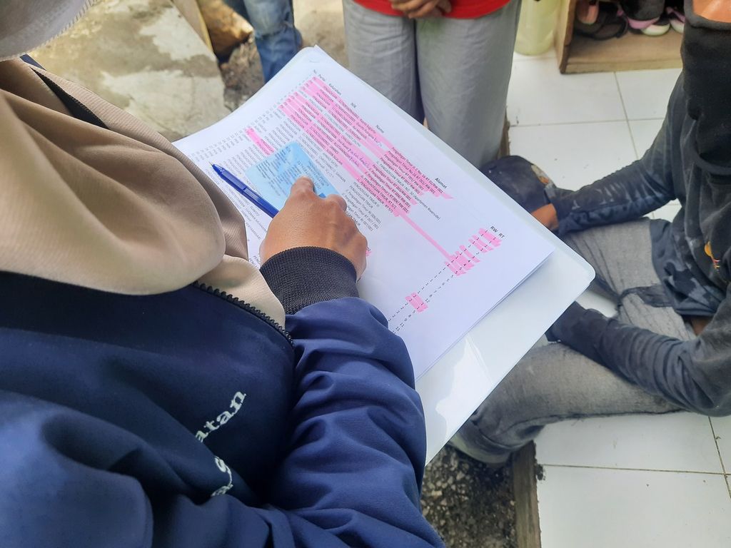 Petugas Komisi Pemilihan Umum Jakarta Selatan, Sitti Fatimah (39), mengecek data warga di Kecamatan Pancoran, Jakarta Selatan, Kamis (27/10/2022). Keberadaan perwakilan partai untuk mendampingi dan bertemu dengan anggotanya memudahkan petugas verifikasi.