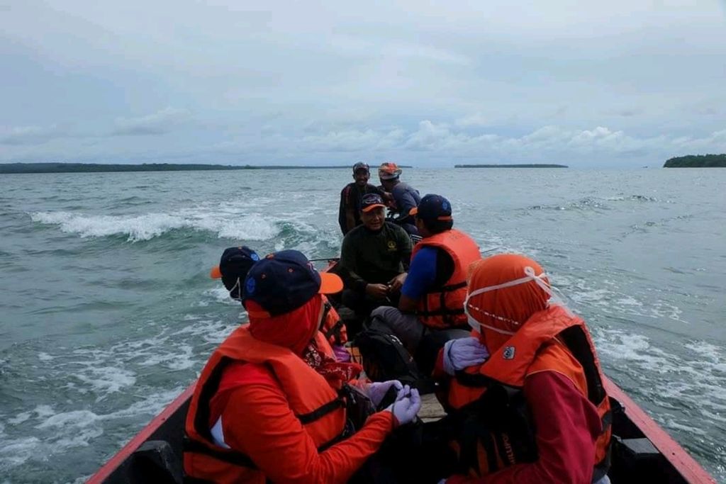 Tim peneliti mikrobiologi menyusuri laut dengan perahu di sekitar pesisir Taman Buru Gunung Nanua, Pulau Enggano, Bengkulu, Jumat (24/4/2015). Mereka merupakan bagian dari tim Eksplorasi Bioresources Indonesia 2015 Lembaga Ilmu Pengetahuan Indonesia.
