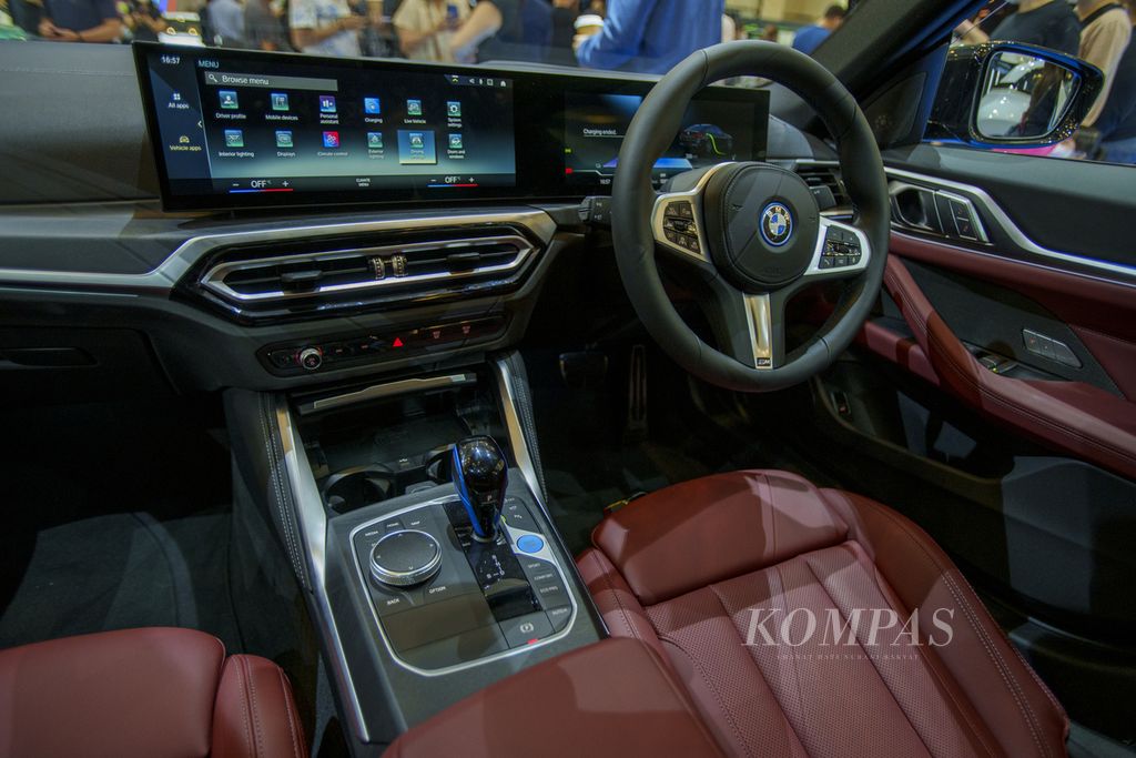 Kabin kemudi mobil listrik premium BMW i4 versi Indonesia yang dipajang di pameran otomotif GIIAS 2022 di Indonesia Convention Exhibition (ICE) BSD City, Tangerang, Banten. 