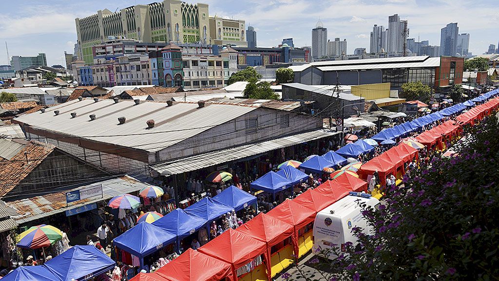 Deretan tenda yang digunakan untuk menampung pedagang kaki lima berjualan di salah satu ruas Jalan Jatibaru Raya, Jakarta, Senin (25/12). Namun, trotoar di depan Stasiun Tanah Abang tersebut belum steril, masih ada sejumlah PKL yang menjajakan dagangannya.