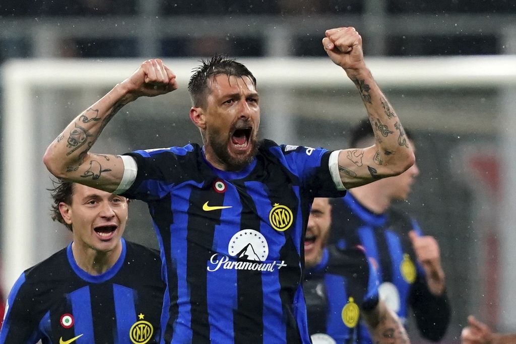 Inter Milan player Francesco Acerbi celebrated his goal against AC Milan in a Serie A match at San Siro Stadium, Milan, on Tuesday (23/4/2024) early morning WIB. Inter won 2-1 and also secured their 20th Serie A championship title.
