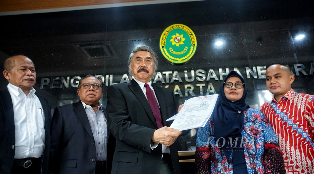 Tim kuasa hukum PDI-P yang dipimpin pengacara Gayus Lumbuun menunjukkan salinan surat gugatan yang diserahkan ke Pengadilan Negeri Tata Usaha Negara (PTUN) Jakarta, Cakung, Jakarta Timur, Selasa (2/4/2024).