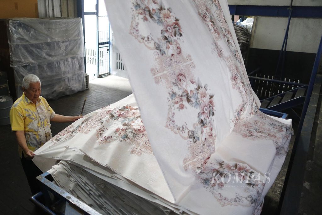 Pemilik dan Direktur PT Bentara Sinarprima Kwee Liang Cing mengecek kain yang diproduksi mesin tekstilnya di Dayeuhkolot, Kabupaten Bandung, Jawa Barat, Rabu (29/3/2023). Pabrik yang berdiri sejak tahun 1996 ini memproduksi kain untuk mode dan kain seprai untuk memenuhi pasar domestik.