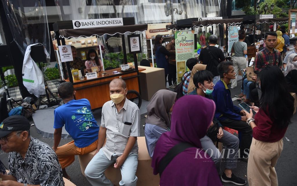 Pengunjung saat Java Coffee Culture di Jalan Tunjungan, Kota Surabaya, Jawa Timur, Minggu (27/11/2022). Kegiatan yang didukung oleh Bank Indonesia tersebut melibatkan 40 UMKM kopi unggulan. 