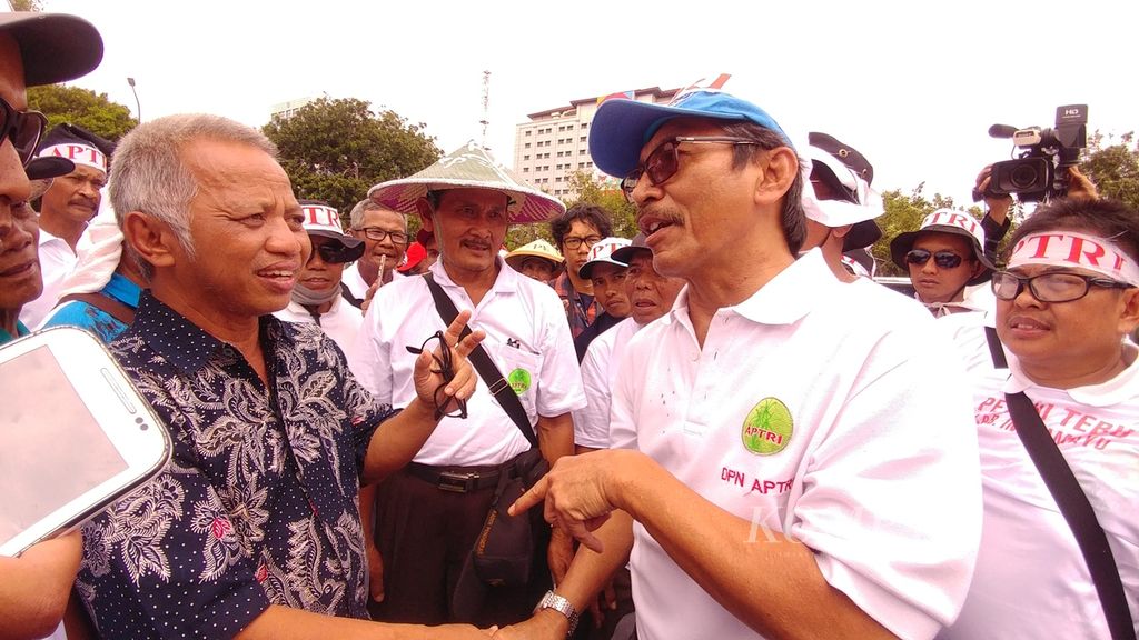 Ketua Umum Asosiasi Petani Tebu Rakyat Indonesia (APTRI) Soemitro Samadikoen ditemui oleh Khilmi, salah satu anggota Komisi VI DPR, saat unjuk rasa APTRI di depan Monumen Nasional, Senin (28/8/2017).