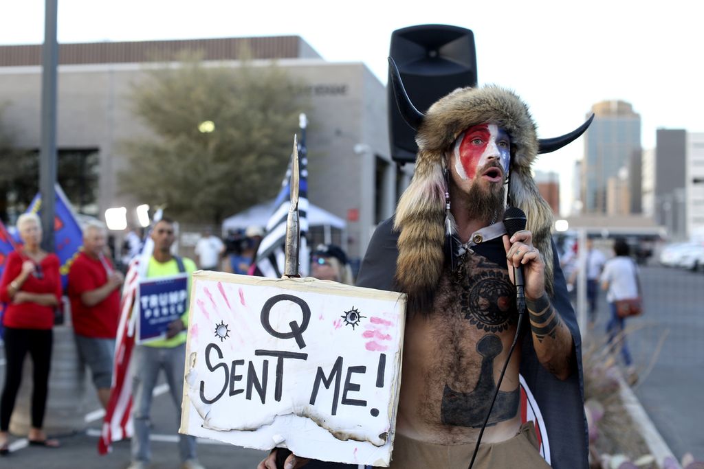 Anggota Qanon, kelompok Amerika Serikat yang kerap menyebarkan cerita-cerita konspirasi,  di Phoenix pada November 2020.