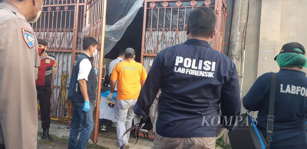 Tim gabungan melakukan olah tempat kejadian perkara empat anggota keluarga yang meninggal secara misterius di Kompleks Citra Garden I, Kalideres, Jakarta Barat, Rabu (16/11/2022).