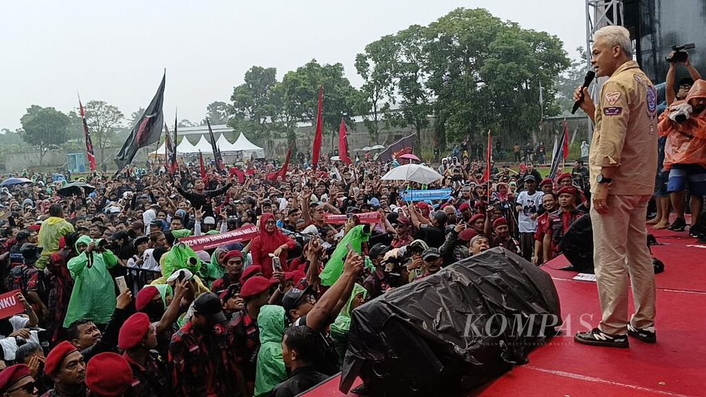 Calon presiden nomor urut 3, Ganjar Pranowo, menyapa massa pendukungnya yang hadir, memadati Lapangan Bola Tamanagung, Kecamatan Muntilan, Kabupaten Magelang, Rabu (7/2/2024).