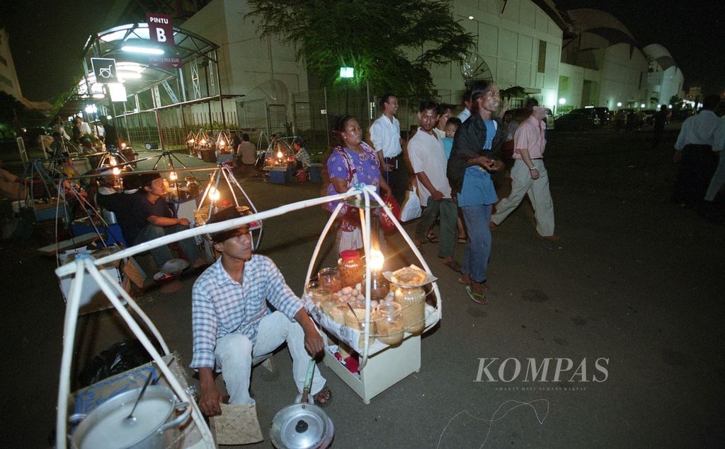 Jajanan kerak telor makanan khas Jakarta pada pembukaan Pasar Raya Jakarta (PRJ) di Kemayoran Jakarta Pusat.Pembukaan dilaksanakan oleh Wakil Presiden Megawati Soekarnoputri. 