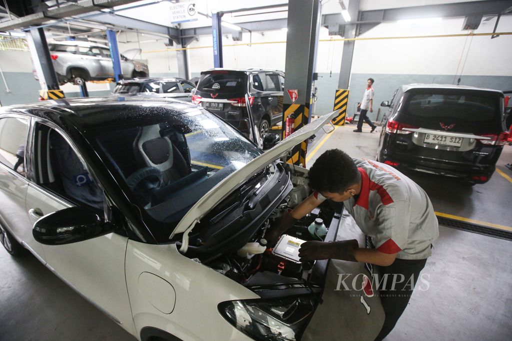 Technicians are maintaining electric cars at the official Wuling Prima Kebon Jeruk workshop in West Jakarta on Friday (5/4/2024). Ahead of the 2024 Eid al-Fitr homecoming, the government ensures the availability of public electric vehicle charging stations (SPKLU) at several points on the Java and Sumatra homecoming routes to anticipate the surge of electric vehicles used for the homecoming journey.
