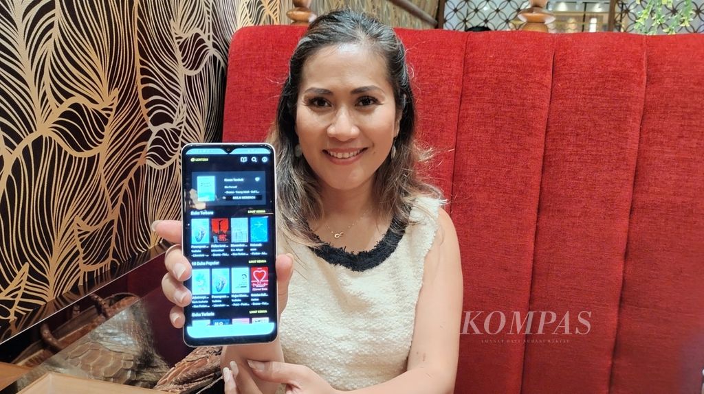 Pendiri dan CEO Lentera Annastasia Puspaningtyas, di Jakarta, Senin (14/8/2023), menunjukkan apikasi buku digital Lentera yang dapat diakses masyarakat secara gratis. 