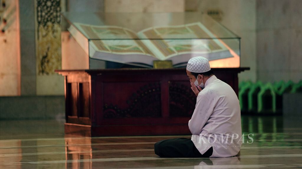 Umat Islam melakukan iktikaf di Masjid Jakarta Islamic Centre (JIC), Koja, Jakarta Utara, Selasa (12/4/2022). 