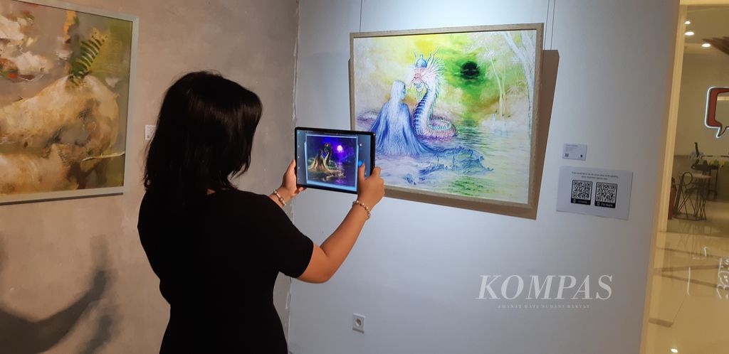 Lukisan karya Cadio Tarompo berjudul "Aji Putri Karang Melenu" dalam pameran bersama bertajuk, "Roaring into Prosperity" di Galeri Artchange, Pacific Place, Jakarta, Sabtu (16/3/2024). Karya ini dibuat dalam pewarnaan negatif sehingga membutuhkan perangkat gawai dengan aplikasi film negatif.