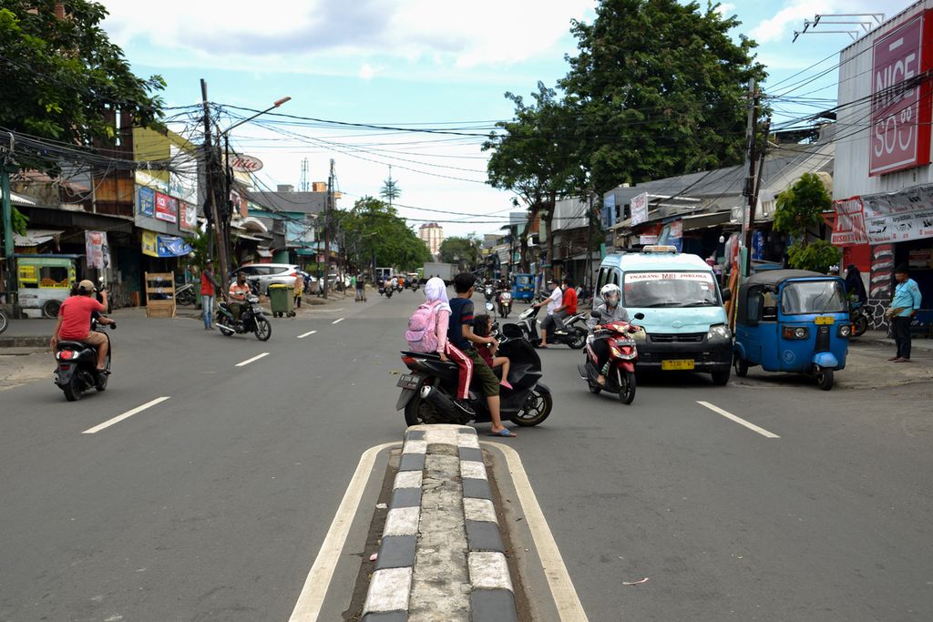 Pengendara sepeda motor putar balik di Jalan KH Moh Mansyur, Jakarta Barat, Jumat (10/2/2023). 