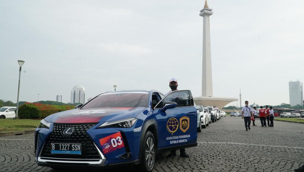 Mobil Lexus UX300e menjadi salah satu dari sejumlah mobil listrik yang mengikuti touring Jakarta-Bali. Menteri Perhubungan Budi Karya Sumadi melepas secar resmi perjalanan seluruh mobil listrik yang berjumlah 20 unit, Senin (7/11/2022), di Silang Monas, Jakarta, dalam rangka penyelenggaraan KTT G20. ARSIP PT TOYOTA ASTRA MOTOR