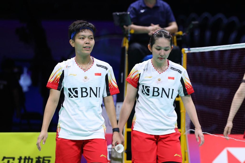 The mixed expressions of Siti Fadia Silva Ramadhanti/Ribka Sugiarto's daughters during their match against Chen Qing Chen/Jia Yi Fan (China) in the second game of the Uber Cup final at Chengdu Hi Tech Zone Sports Centre Gymnasium, China, on Sunday (5/5/2024). Chen/Jia won with a score of 21-11, 21-8.