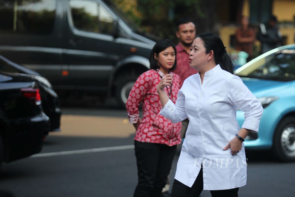 Dewan Pengarah Tim Kampanye Nasional, Puan Maharani tiba di tempat pertemuan pembubaran TKN di Menteng, Jakarta, Jumat (26/7/2019). Hadir pada pertemuan tersebut pasangan Presiden-Wakil Presiden terpilih Joko Widodo-Ma'rif Amin, pimpinan partai pendukung pasangan Jokowi-Amin, dan tim TKN.