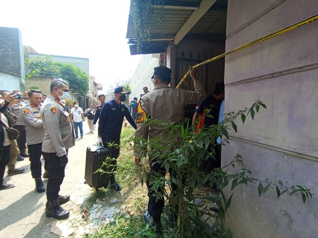 Polisi bersama Tim Forensik Rumah Sakit Sartika Asih melaksanakan olah TKP di lokasi rumah yang ditemukan dua kerangka manusia di Desa Tani Mulya, Kecamatan Ngamprah, Bandung Barat, Jawa Barat, Selasa (30/7/2024) siang. Diduga kerangka jenazah seorang ibu dan anaknya.