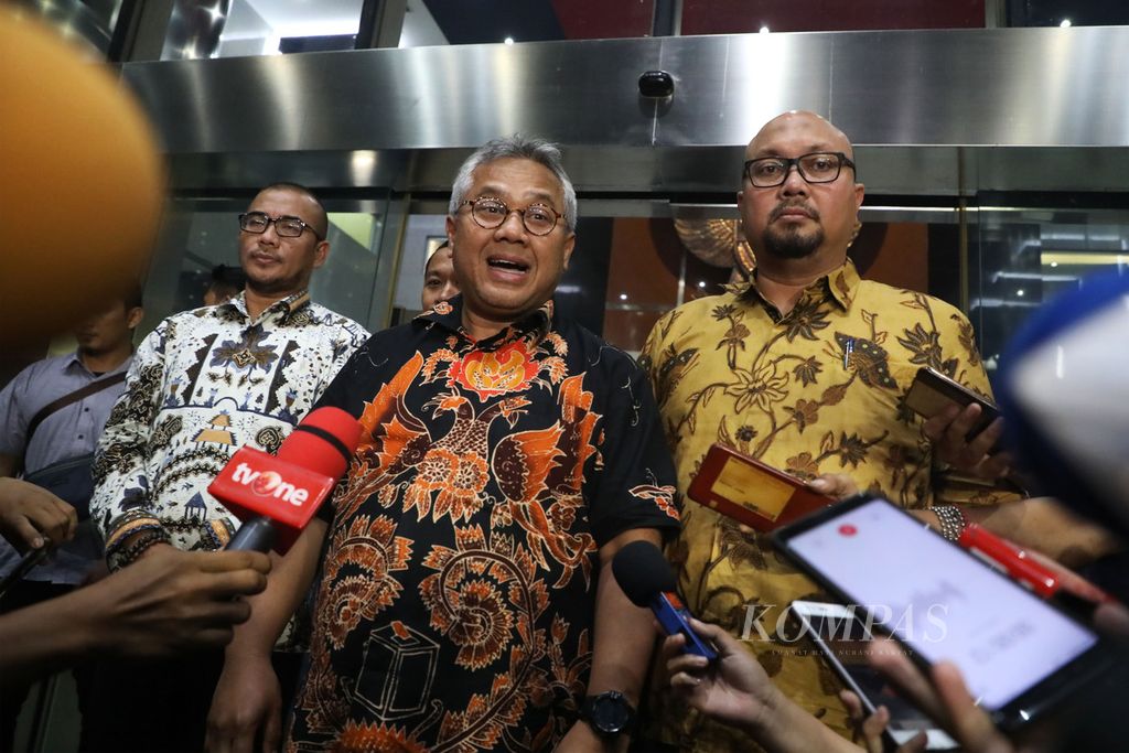 Ketua Komisi Pemilihan Umum (KPU) Arief Budiman (ketiga dari kiri) menyampaikan keterangan seusai meminta klarifikasi mengenai dugaan operasi tangkap tangan terhadap komisioner KPU, Wahyu Setiawan, di Gedung Komisi Pemberantasan Korupsi, Jakarta, Rabu (8/1/2020). Kata <i>komisioner </i>tidak dipergunakan dalam UU tentang Pemilu.