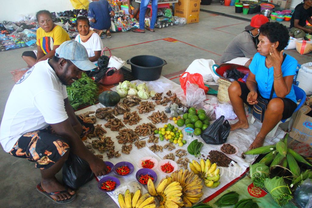 Suasana jual beli di Pasar Motaain, Pos Lintas Batas Negara Indonesia-Timor Leste di Kabupaten Belu, Nusa Tenggara Timur, pada Selasa (18/2/2020). Pasar yang melibatkan warga dua negara itu semakin menggairahkan ekonomi di perbatasan.