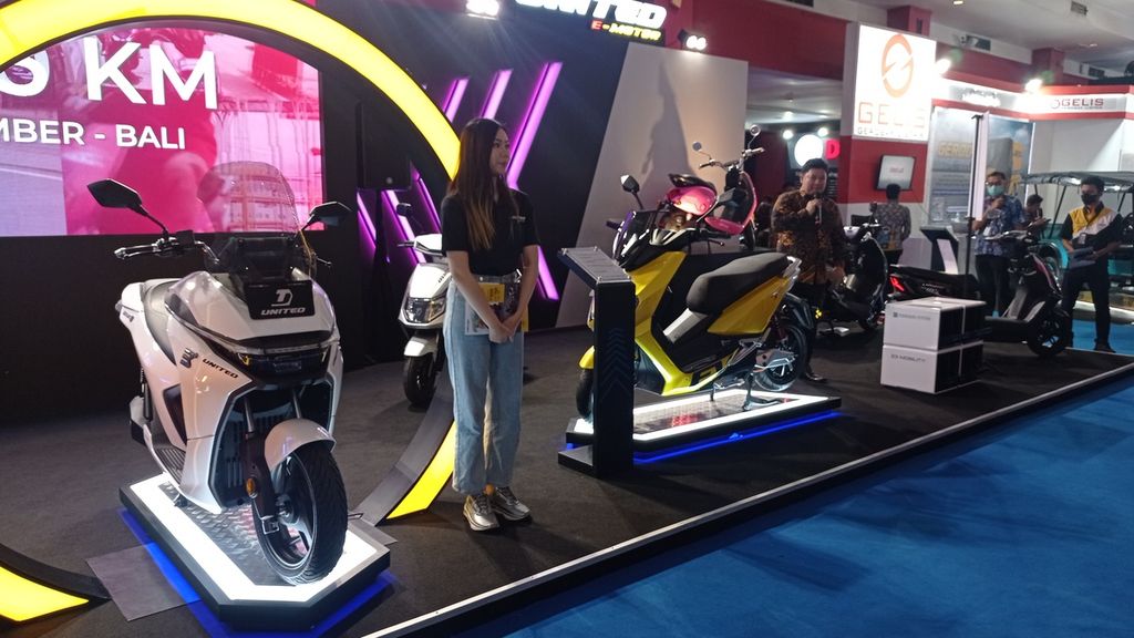 United E-Motor mengenalkan seri anyar sepeda motor listriknya, MX-1200, saat pameran otomotif IIMS 2023 di Jakarta International Expo, Kemayoran, Jakarta Pusat, Kamis (16/2/2023).