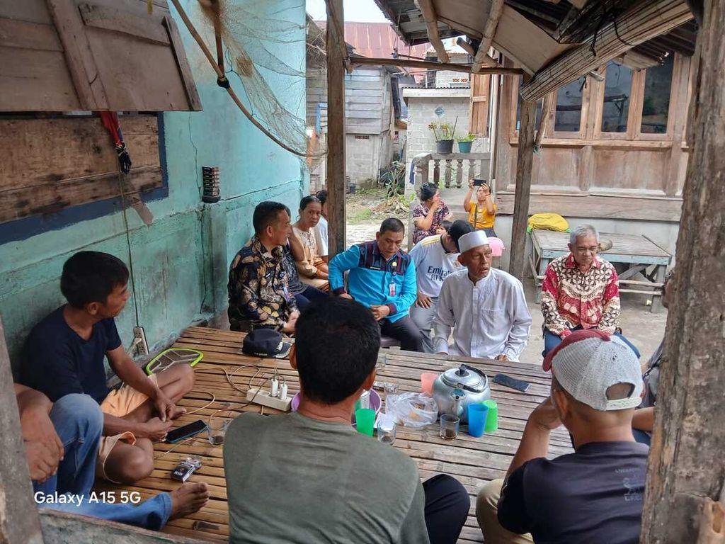 Suasana diskusi antara Lurah Tanjung Raja Utara dan Camat Tanjung Raja bersama sejumlah orangtua remaja yang diduga dipekerjakan secara ilegal, bahkan diduga korban perdagangan manusia di Kamboja, di Desa Tanjung Raja Utara, Kecamatan Tanjung Raja, Kabupaten Ogan Ilir, Sumatera Selatan, Kamis (20/6/2024).