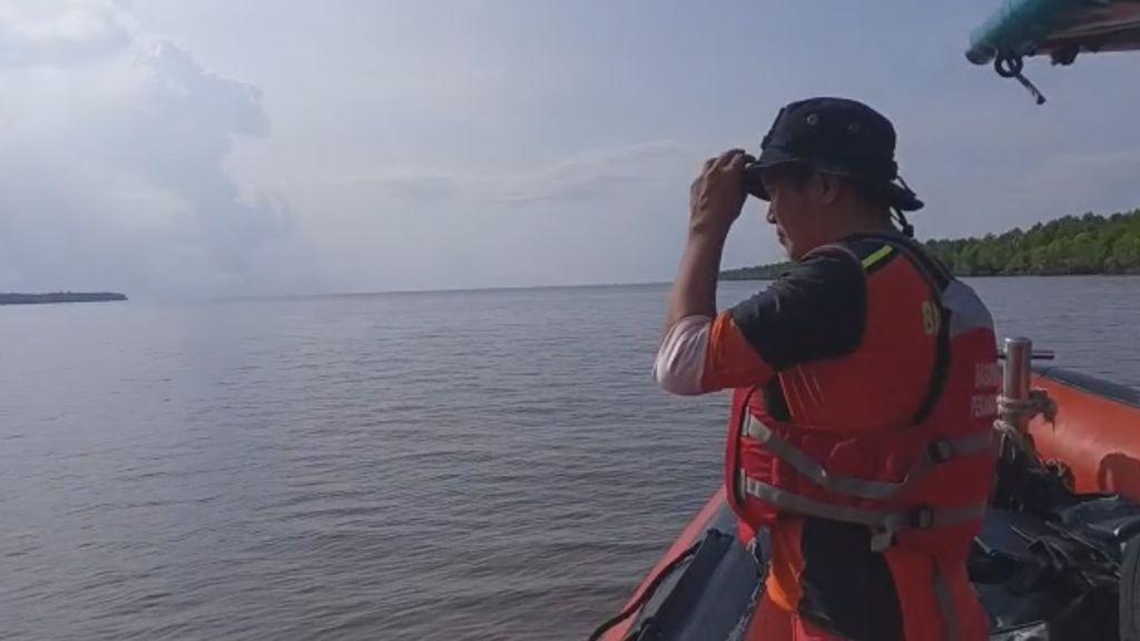 Petugas Kantor Pencarian dan Pertolongan (SAR) Pekanbaru mencari korban perahu motor cepat (<i>speedboat</i>)<i></i>Evelyn Calisca 01 yang terbalik di perairan Indragiri Hilir, Riau, Jumat (28/4/2023).