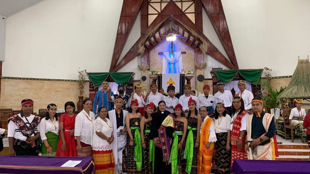Para penari dan pemain gong dari Sumba Barat Daya, NTT, seusai menampilkan seni tardisionalnya di Gereja Maranatha, Kupang, pada Mei 2022.