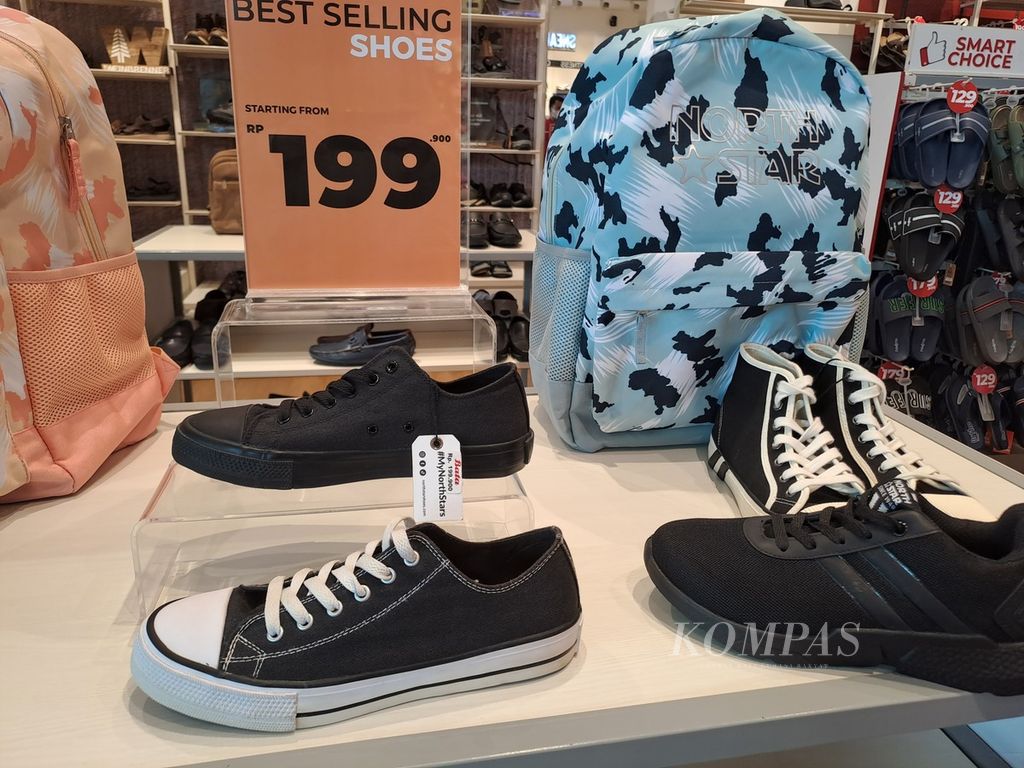 The school shoe display showcased at the Bata shoe store in Mal Bintaro Xchange, South Tangerang, on Monday (May 6, 2024). Despite the closure of its shoe factory in Purwakarta, West Java on Tuesday (April 30, 2024), Bata shoe store continues to operate.