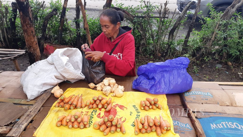 Hasil kebun milik warga dijual di lokasi wisata Fatumnasi, Kabupaten Timor Tengah Selatan, NTT, Rabu (15/6/2022). Daerah itu merupakan sentra pertanian di Pulau Timor.