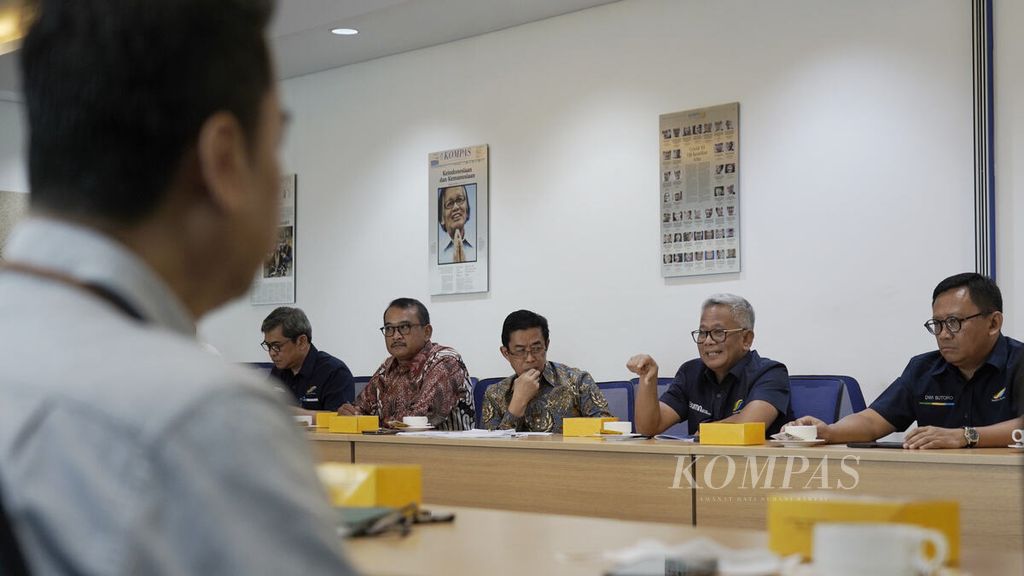 Direktur Utama PTPN III (Persero) Muhammad Abdul Ghani (kedua dari kanan) menyampaikan paparannya ketika bersama jajaran pimpinan <i>holding</i> BUMN Perkebunan berkunjung ke kantor Redaksi <i>Kompas</i> di Menara Kompas, Jakarta, Selasa (10/1/2023). 