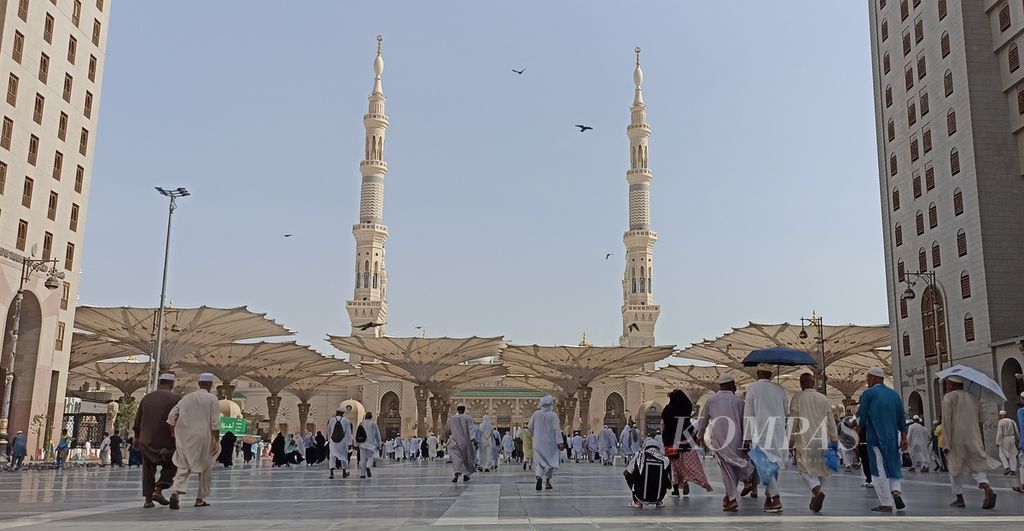 Jemaah berangkat menuju Masjid Nabawi di Madinah, Arab Saudi, Minggu (24/7/2022) sore. 
