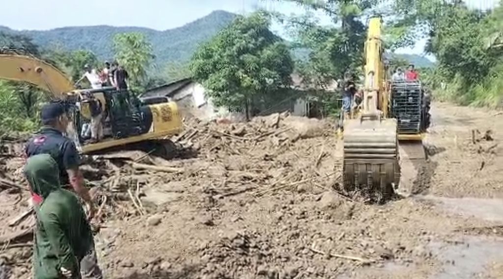 Alat berat diturunkan untuk membersihkan material longsor dalam upaya pencarian korban tertimbun longsor di Kecamatan Parangloe, Gowa, Sulawesi Selatan, Kamis (17/11/2022). 