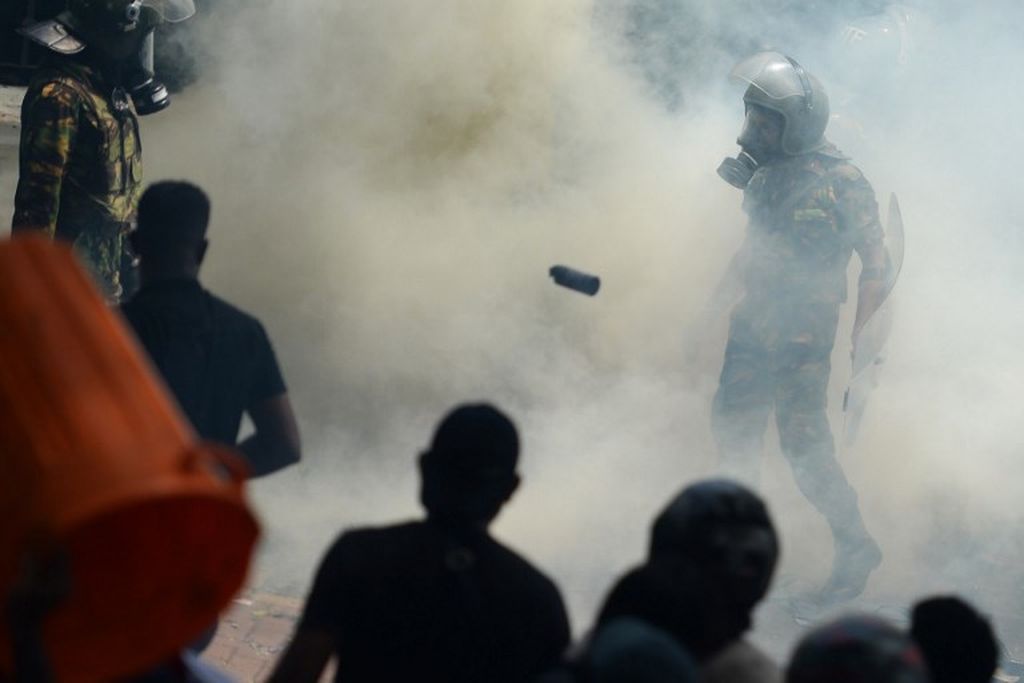 Personel tentara menembakkan gas air mata untuk membubarkan demonstran selama protes antipemerintah di luar kantor Perdana Menteri Sri Lanka Ranil Wickremesinghe di Colombo pada 13 Juli 2022. Wickremesinghe dituntut mundur bersama Rajapaksa.