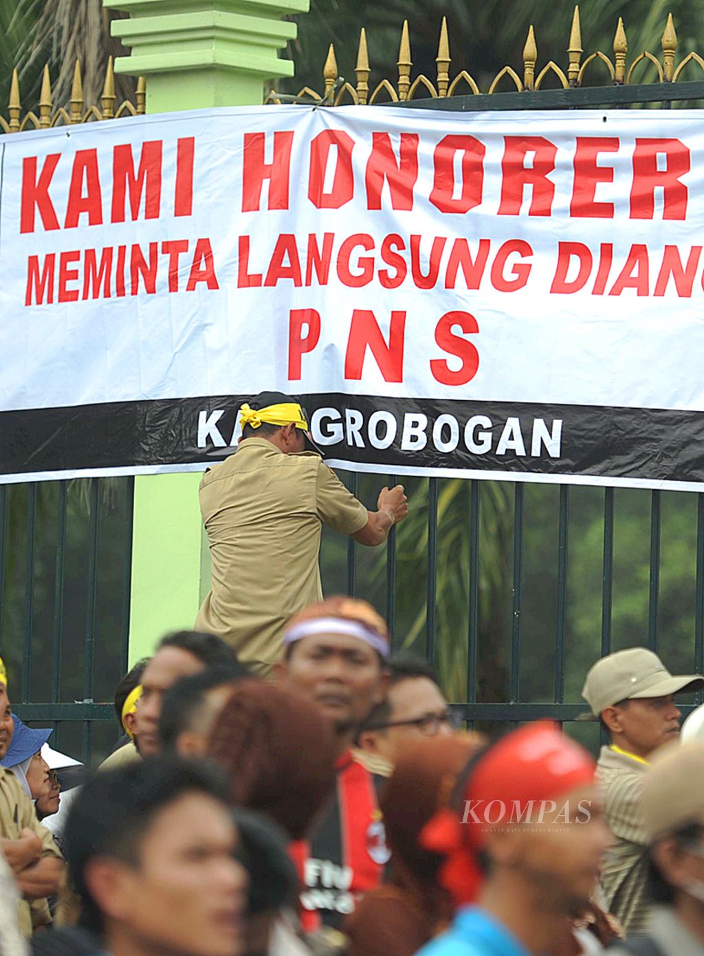 Tenaga honorer dari berbagai instansi di seluruh Indonesia kembali berunjuk rasa di depan gedung DPR/MPR Jakarta, Jumat (14/3/2014). Mereka menuntut kepada anggota Dewan dan pemerintah untuk memperjuangkan nasib mereka dengan mengangkat tenaga honorer menjadi pegawai negeri sipil.