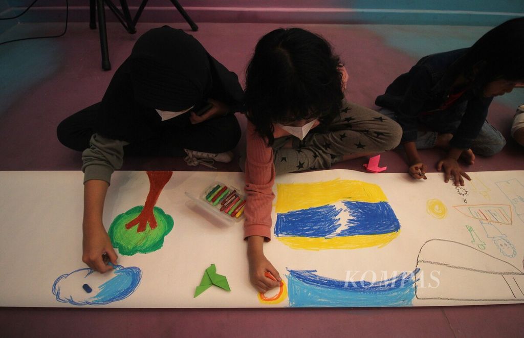 Anak-anak menggambar imajinasinya tentang kota idaman dalam kegiatan bertajuk Ilustrasikan Kota Idamanmu yang diinisiasi oleh Kelompok Pencinta Bacaan Anak (KPBA) di Galeri Oesman Effendi, Taman Ismail Marzuki (TIM), Jakarta, Minggu (23/10/2022). 